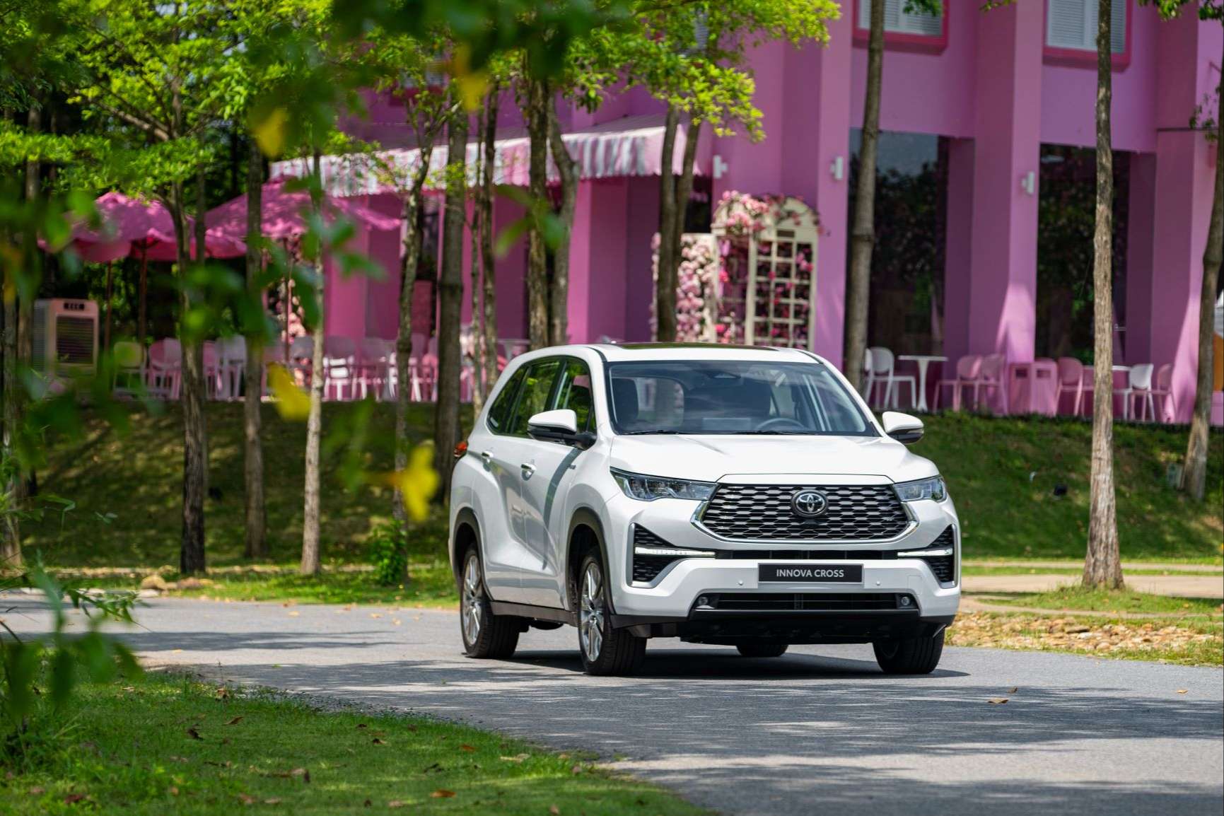 Toyota Innova Cross trắng ngọc trai