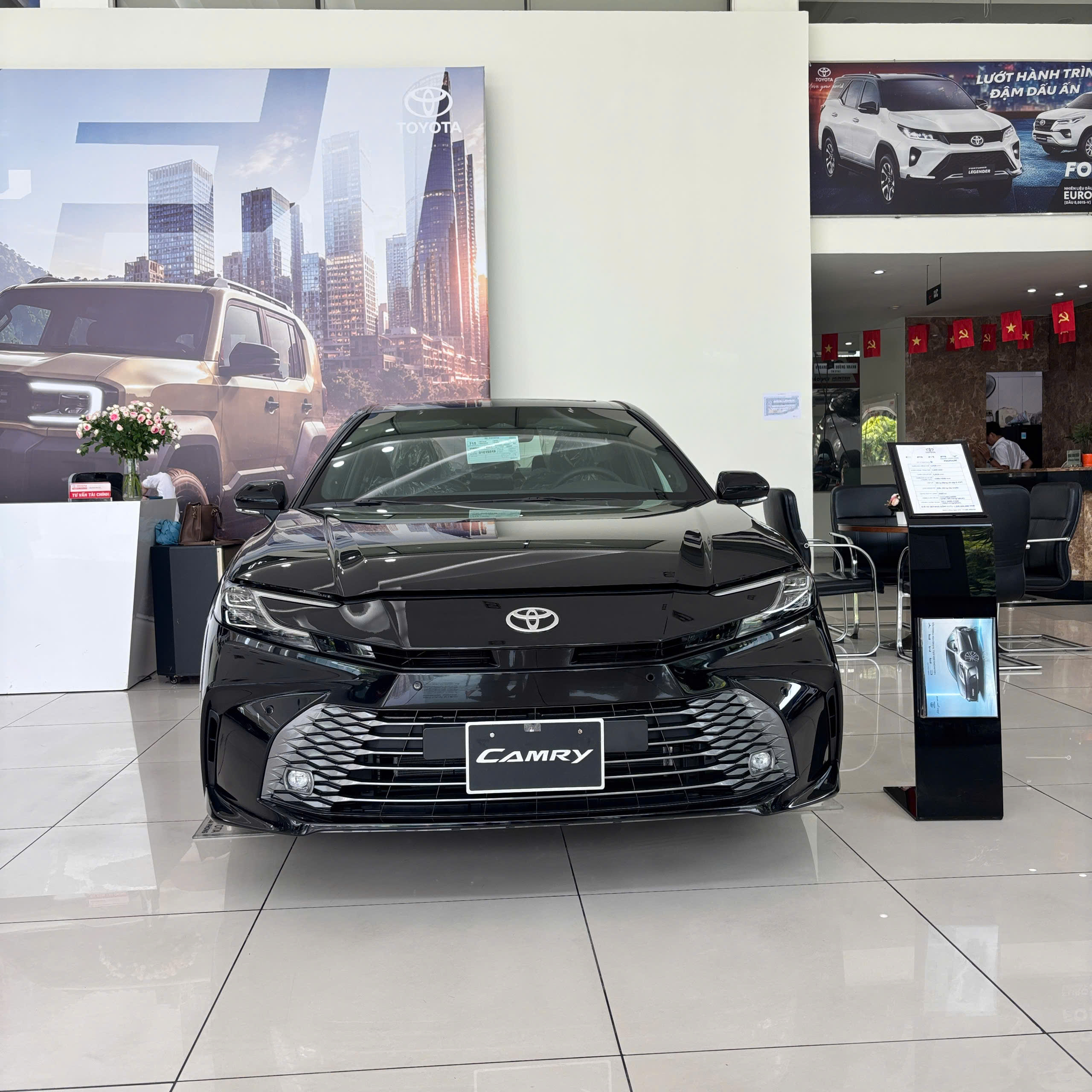 Giá xe Toyota Camry tháng 8/2026: Ưu đãi tới gần 40 triệu đồng