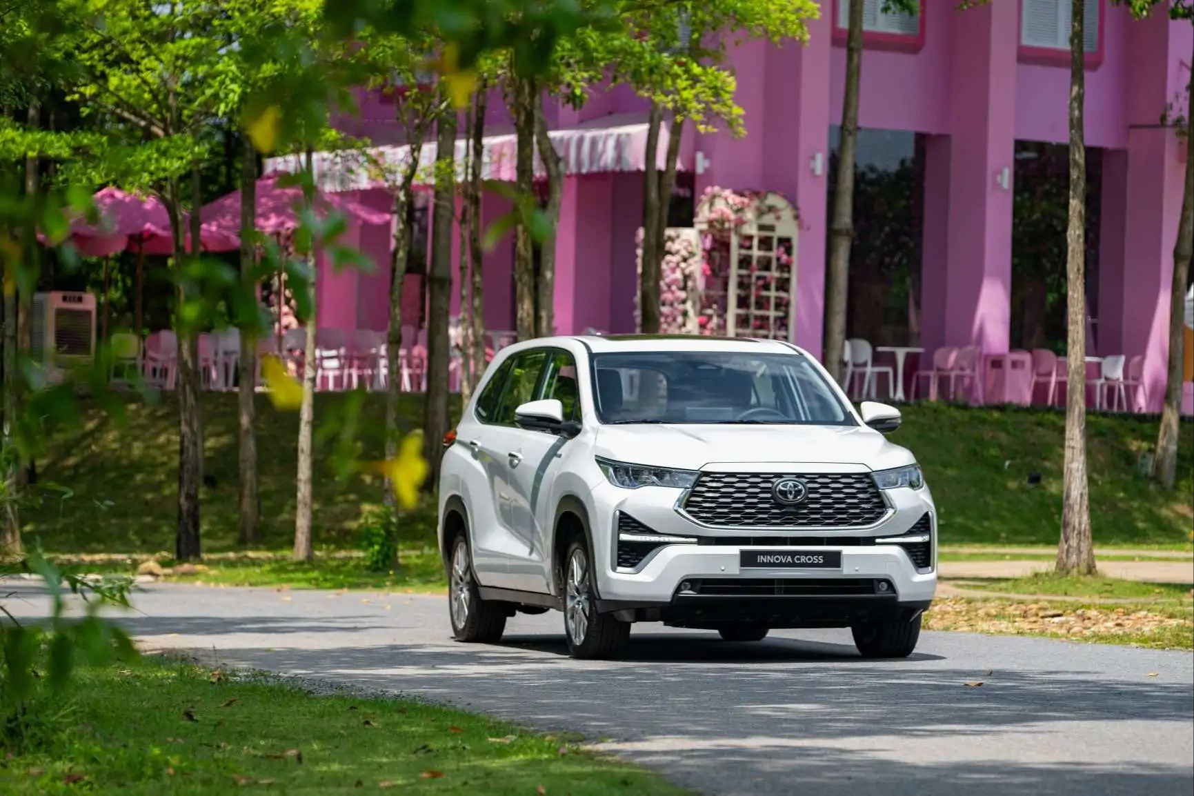 Toyota Innova Cross trắng ngọc trai